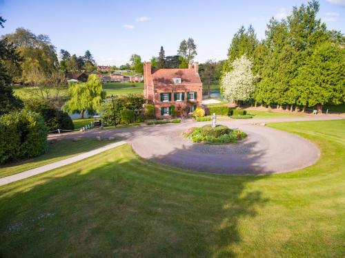 an aerial view of a house with a driveway at Melbourne Lodge in Welwyn