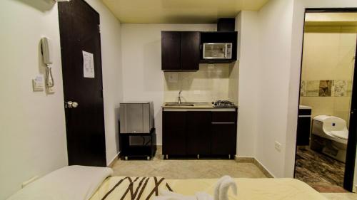 Η κουζίνα ή μικρή κουζίνα στο Hollywood Beach Suite