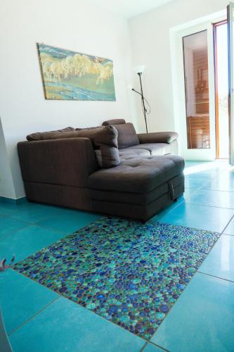 a living room with a couch and a rug at Le terrazze sulla spiaggia in Ascea