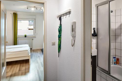 une chambre avec un lit et un parasol sur une porte dans l'établissement Apartments 4 YOU - Lange Straße, à Fürth