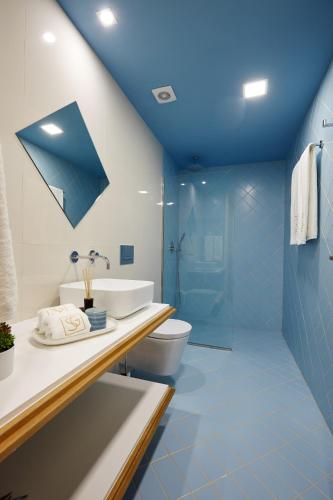 Bilik mandi di Signature Apartments Os Terceiros