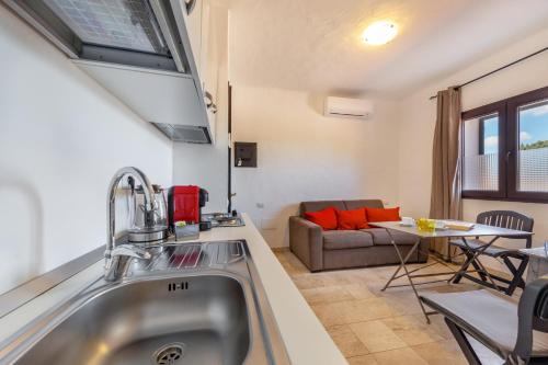 Locanda Tartarughino - Luxury Suites in Porto Rotondo tesisinde mutfak veya mini mutfak