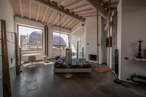 een slaapkamer met een bed en een groot raam bij SPIRIT of the MOON in Brescia