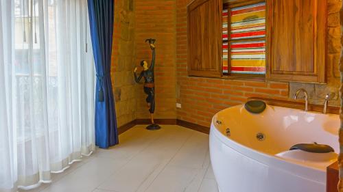Un baño de Hotel Otavalo by Art Hotels