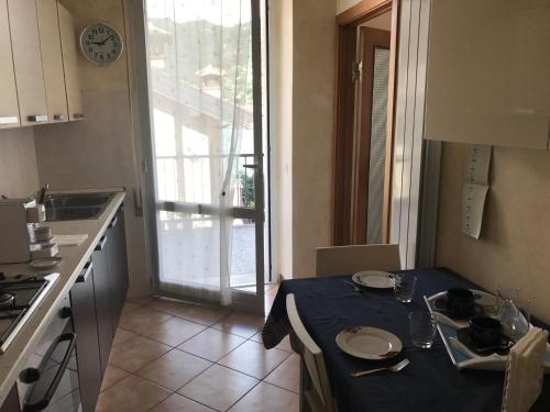 eine Küche mit einem Tisch und einem blauen Tischtuch darauf in der Unterkunft Holiday House Ambra in San Felice del Benaco