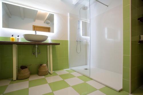 Koupelna v ubytování Markulluko Borda Rural Suites