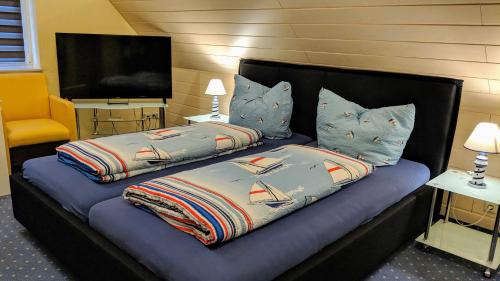 เตียงในห้องที่ Hotel Drostenhof garni