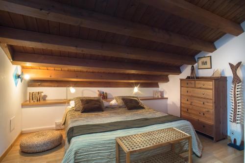 1 dormitorio con 1 cama grande y techo de madera en Duplex At the entrance to Venice - Autonomous check-in, en Venecia