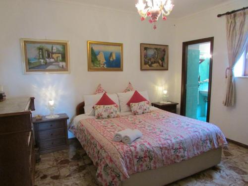 um quarto com uma cama com um cão deitado sobre ela em B&B Palazzo a Mare em Capri