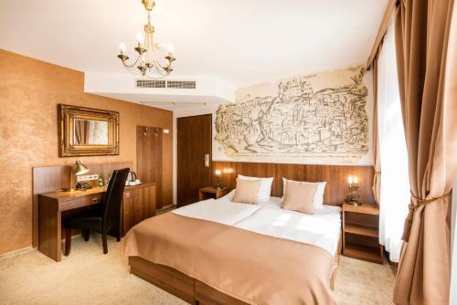 een hotelkamer met een bed en een bureau bij David Boutique Hotel in Krakau