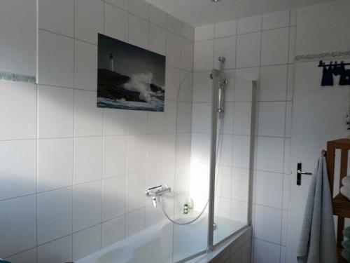 a bathroom with a shower and a bath tub at Gästezimmer am Deister in Springe