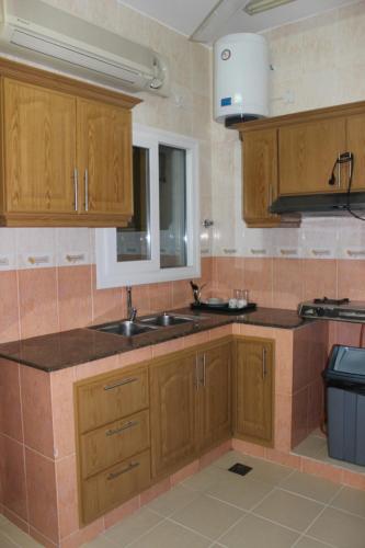 Una cocina o zona de cocina en Gulf Crown Hotel Apartment