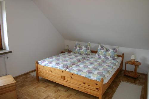 ein Schlafzimmer mit einem Holzbett mit Kissen darauf in der Unterkunft Ferienwohnung Trommler in Kurort Oberwiesenthal