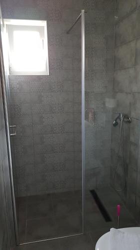 Ένα μπάνιο στο Apartments STAR with Pool
