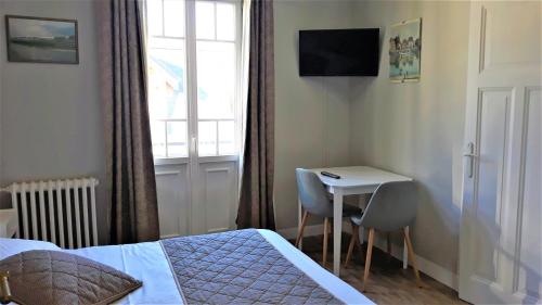 TV a/nebo společenská místnost v ubytování Hotel Le Reynita