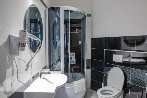 Hotel Rozdroże Nieborów tesisinde bir banyo