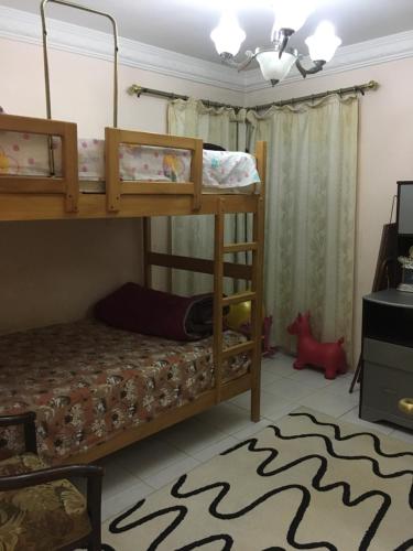 - 2 lits superposés dans une chambre avec un tapis dans l'établissement Two-Bedroom Apartment at Al Rehab, au Caire