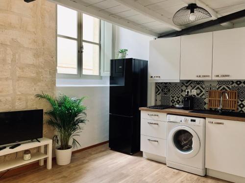 une cuisine avec une machine à laver et un lave-linge dans l'établissement Mini-loft, Clos des Arts - parking gratuit, à Avignon