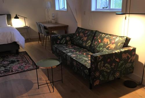 een woonkamer met een bank en een tafel bij NineT7 in Tilburg