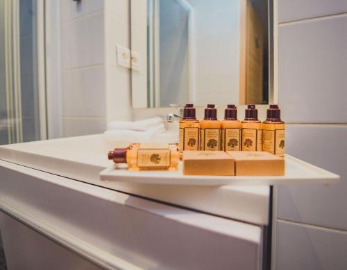 un comptoir de salle de bains avec une étagère contenant quatre huiles dans l'établissement AzurAppart 3room Nice Promenade, à Nice
