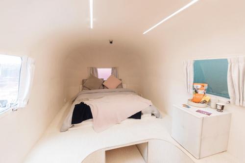 - une petite chambre avec un lit et un bureau dans l'établissement Hotel No, à Melbourne