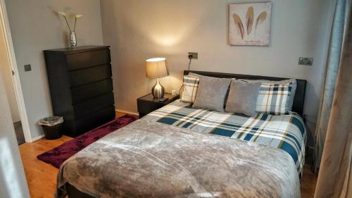 Postel nebo postele na pokoji v ubytování North London Apartment - Edmonton