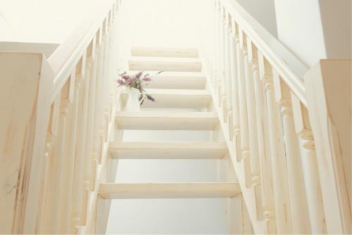 a staircase with a bouquet of flowers on it at The Bell Tower Lodge in Palidoro