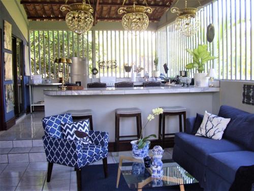 Casa Sophia 3 listings Apartment 1 or Apartment 2 separately or Apt 1 and 2 together all with FO internetにあるシーティングエリア