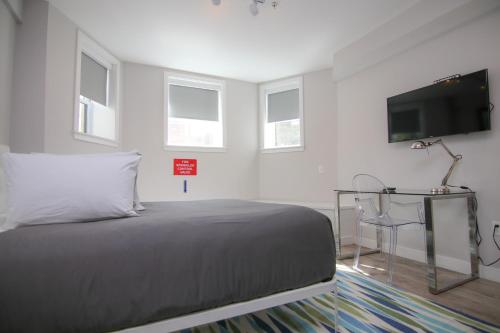 Televisyen dan/atau pusat hiburan di Stylish Studio in Brookline-5min train to Boston.. #2