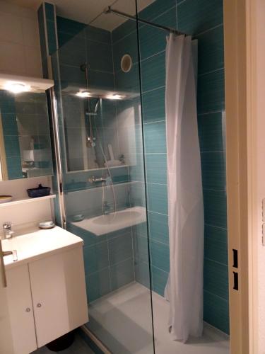 une salle de bain avec douche et lavabo dans l'établissement Appartement cap d'Agde 2 pièces - 4 personnes, au Cap d'Agde