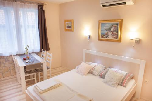 Un dormitorio con una cama y una mesa en una habitación. en Ba & Bo, en Šibenik
