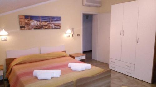 una camera con un letto con due cuscini sopra di Hotel Carmen Viserba a Rimini