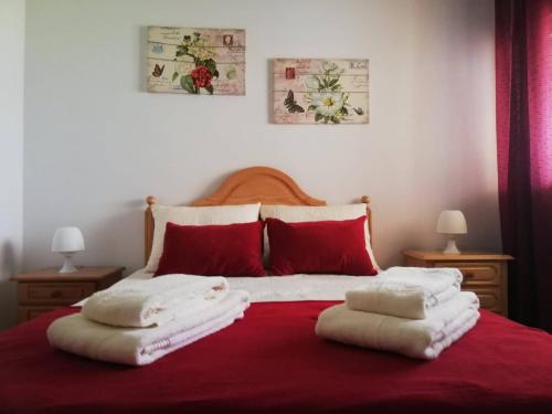 een bed met twee witte handdoeken erop bij Amoreira Alvor - Praia e Piscina in Alvor