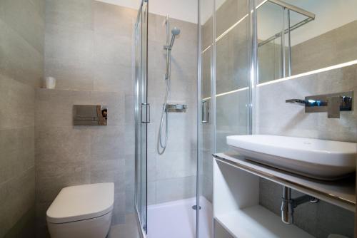 a bathroom with a sink and a toilet and a shower at Dom Architekta in Kazimierz Dolny