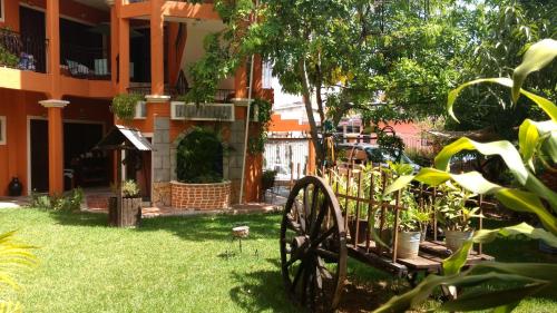 a garden with a cannon in front of a building at Real del Ambar in Tuxtla Gutiérrez