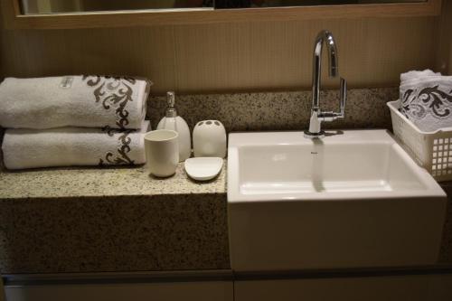 La salle de bains est pourvue d'un lavabo et de serviettes. dans l'établissement Grupo Vip Landscape Fortaleza, à Fortaleza
