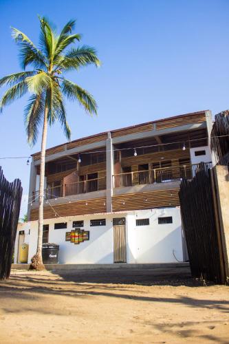 パロミノにあるI Wanna Palominoの前にヤシの木がある建物