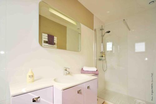 bagno bianco con lavandino e doccia di Bordeaux Cosy B&B a Bordeaux