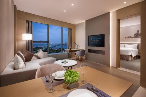 TV a/nebo společenská místnost v ubytování Wyndham Grand Plaza Royale Yuzhou Xiamen Wuyuan Bay