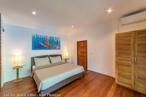 Ένα ή περισσότερα κρεβάτια σε δωμάτιο στο The Joy Beach Villas