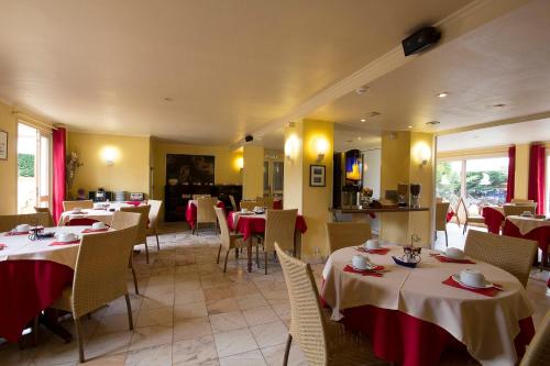 Restaurace v ubytování Hôtel Le Dauphin