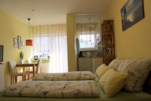 ein Schlafzimmer mit einem Bett und einem Tisch sowie eine Küche in der Unterkunft Ferienwohnung Markmann in Schwabach