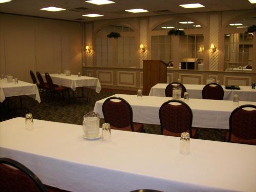 a dining room with white tables and chairs at 1863 Inn of Gettysburg in Gettysburg