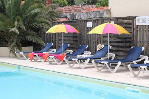 Bazén v ubytování Hôtel Le Dauphin nebo v jeho okolí