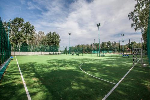 a tennis court with a net on top of it at Park-Hotel Kidev in Chubynske