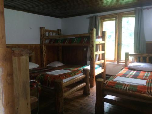 a room with two bunk beds and a window at Malka Yurta Hut in Panichishte
