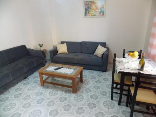 sala de estar con sofá y mesa en Apartment Dejvi, en Sarandë