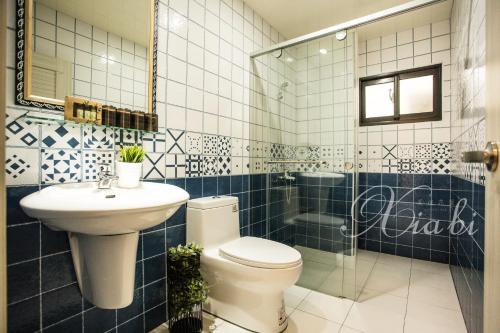 La salle de bains est pourvue de toilettes et d'un lavabo. dans l'établissement Xia Bi Garden Wedding B&B, à Magong