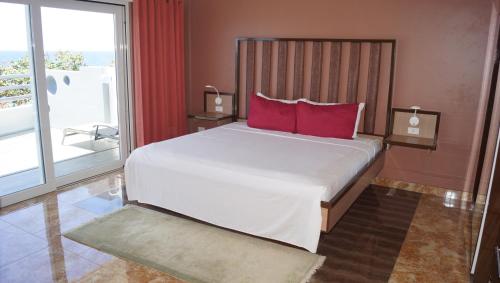 A bed or beds in a room at Panglao Sea Resort - Tangnan