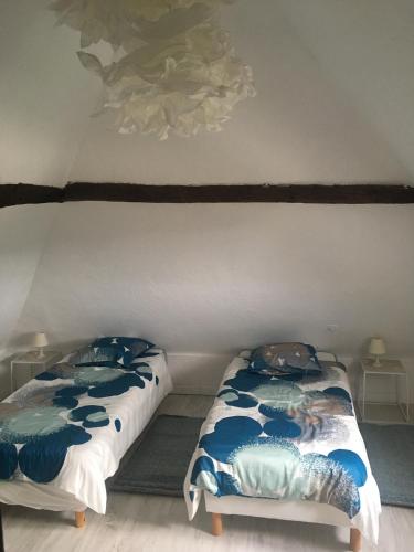 - 2 lits jumeaux dans une chambre avec plafond dans l'établissement La Chevalerie, à Pont-l'Évêque